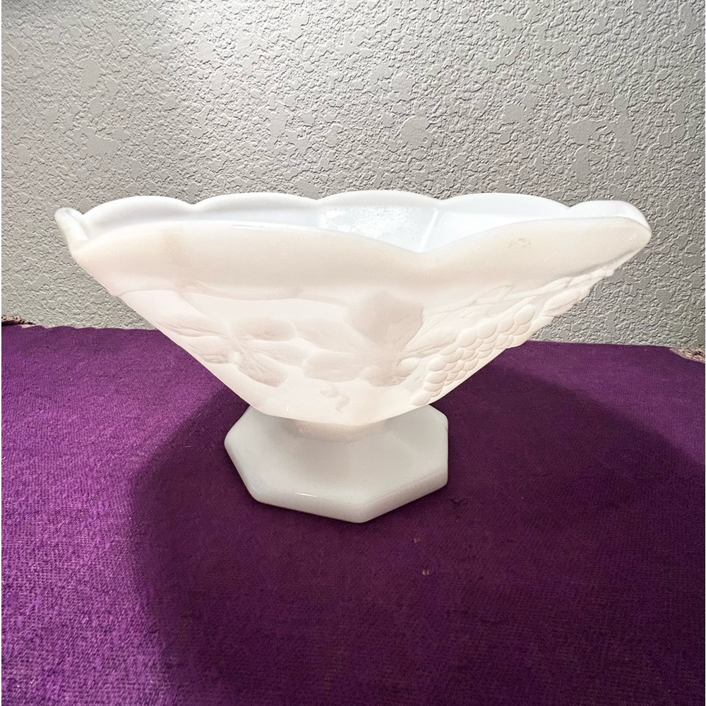 VINTAGE ANCHOR HOCKING PANELED FOOTED GRAPEVINE WHITE MILK GLASS BOWL DISH